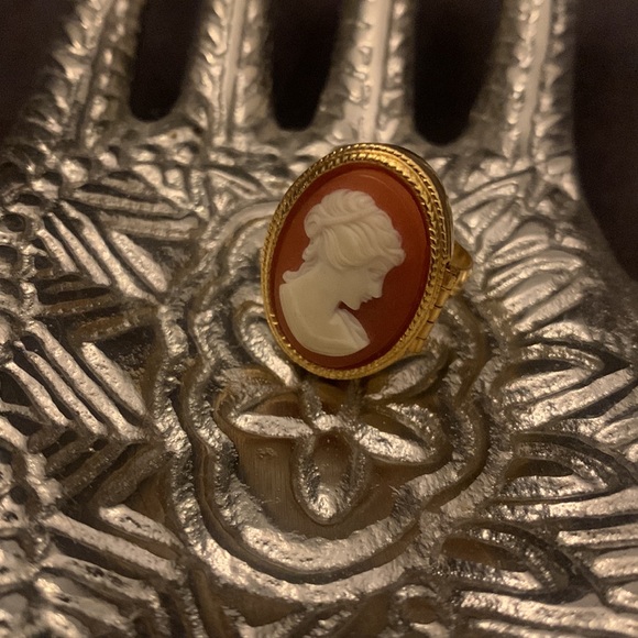 Vintage Avon Cameo Gold Poison Locket Adjustable sized ring - Picture 7 of 12